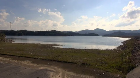 Lake view with blue cloudy sky Vídeos de archivo 105192458