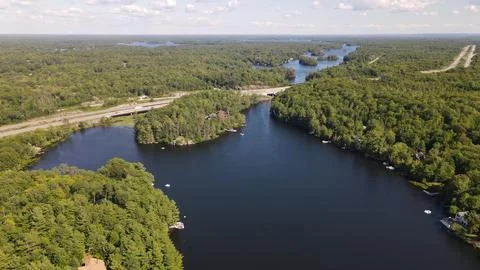 Lakes with highway in forest Foto stock