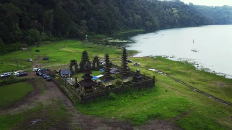 Lakeside Hindu Temple Complex Beside Forested Crater Lake in Indonesia Vídeos de archivo 343110116