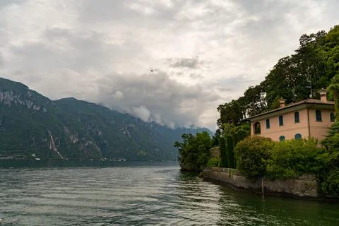 Lakeside Villa with Mountain Backdrop Foto stock