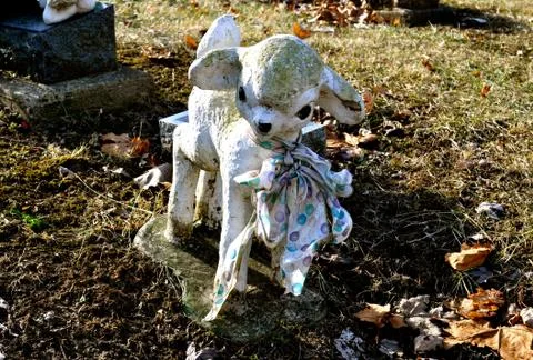 Lamb cemetery statue Fotos de archivo