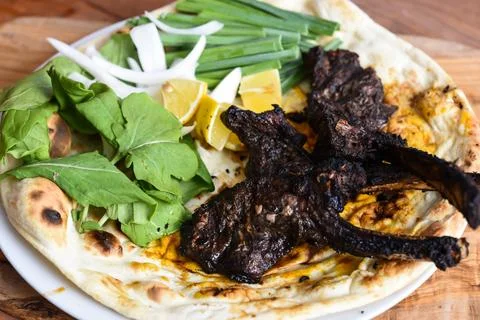 Lamb Chop or mutton chops with bahraini bread tandoori nan, lime and salad .. Foto stock