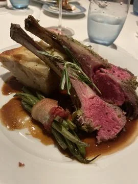 Lamb chops with bacon wrapped green beans and potatoes Foto stock