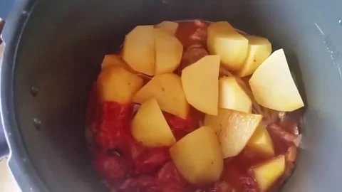 Lamb chops with tomato and potato sauce Stock-Footage 336639122