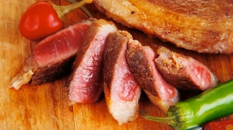 Lamb meat fillet ready with tomatoes and red hot pepper Vídeos de archivo 48666025