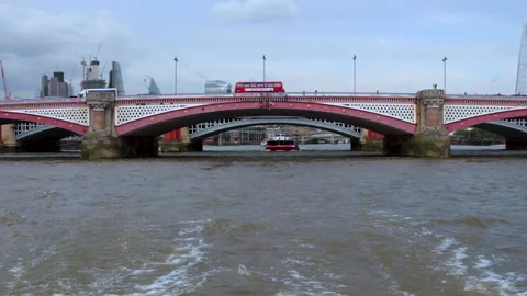 Lambeth Bridge, London. from the Thames river ferry 库存影片 172387285