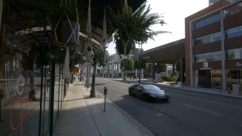 Lamborghini &amp; Bycicle Driving on Empty Streets of Beverly Hills 库存影片 127404913