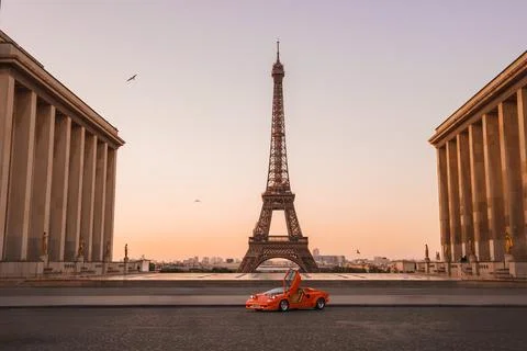 Lamborghini Countach at Eiffel Tower during Sunset Foto stock