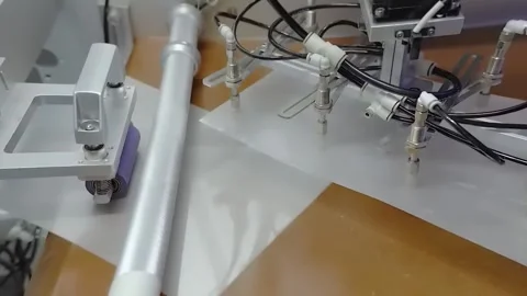 Laminating roller applying protective film on laptop production line Vídeos de archivo 347981359