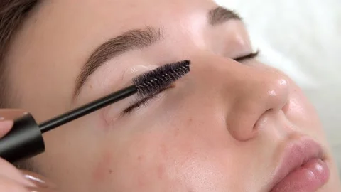 Before the lamination procedure, the eyelashes are combed with a long brush. Vídeo Stock 155669926