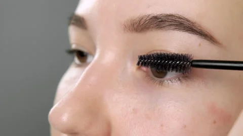 Before the lamination procedure, the eyelashes are combed with a long brush. Vídeo Stock 156392351
