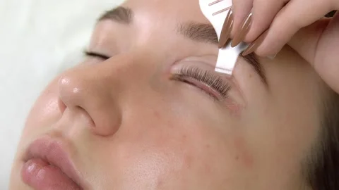 Lamination procedure. The master curls the eyelashes with a curler. Close-up Vídeos de archivo 155962405