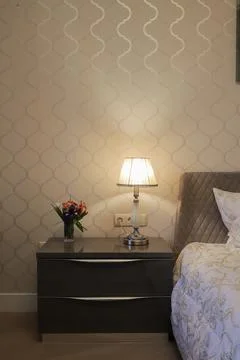 Lamp on the bedside table in the bedroom 库存照片