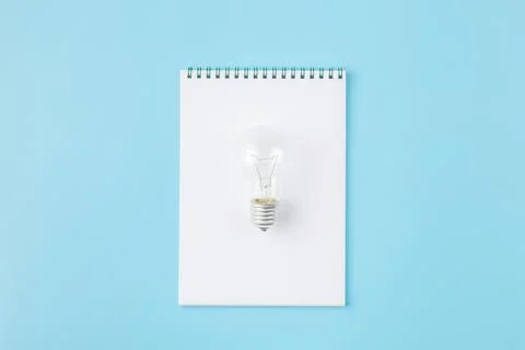 Lamp with notepad on blue background. Foto stock