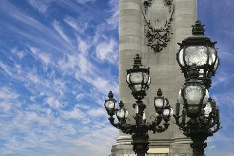Lamp posts on Alexander III Bridge against the sky with clouds. Paris, France Foto stock