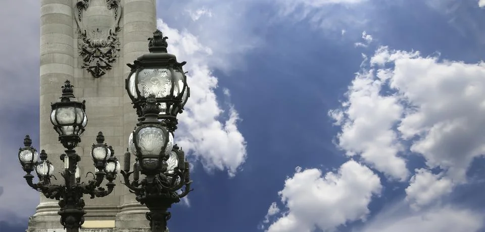 Lamp posts on Alexander III Bridge against the sky with clouds. Paris, France Foto stock