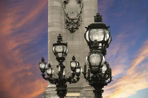 Lamp posts on Alexander III Bridge against the sky at sunset. Paris, France Foto stock