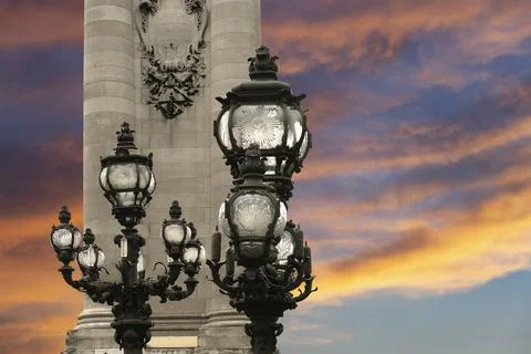 Lamp posts on Alexander III Bridge against the sky at sunset. Paris, France Foto stock