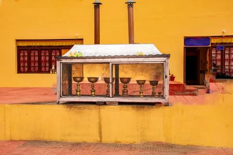 Lampoffering to Buddha at Monastery Foto stock