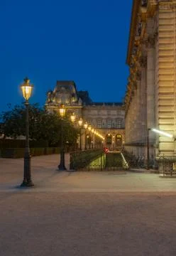 Lampost array outside the Louvre Museum in Paris by night Fotos de archivo
