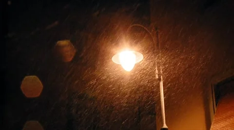 Lamppost under the snowfall Video stock 59757907