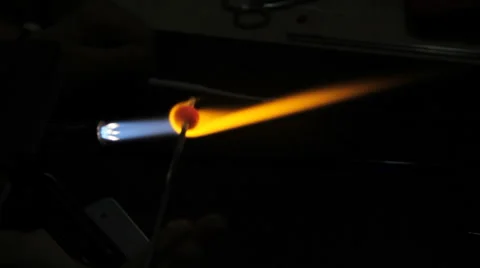 Lampworking - making a glass bead in flame Vidéo 63312752