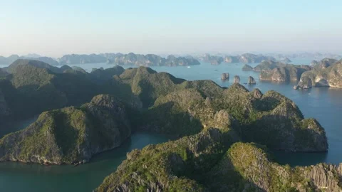 Lan Ha Bay panorama showcasing lush green islands and tranquil blue waters Vídeo Stock 311869747