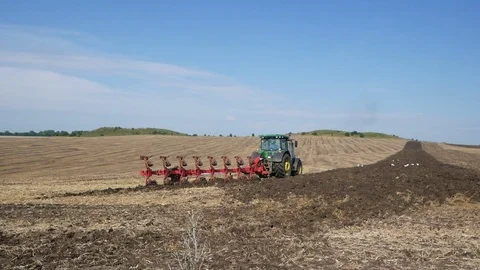 Land cultivation. Tractor prepares land for sowing. Vídeos de archivo 123733280