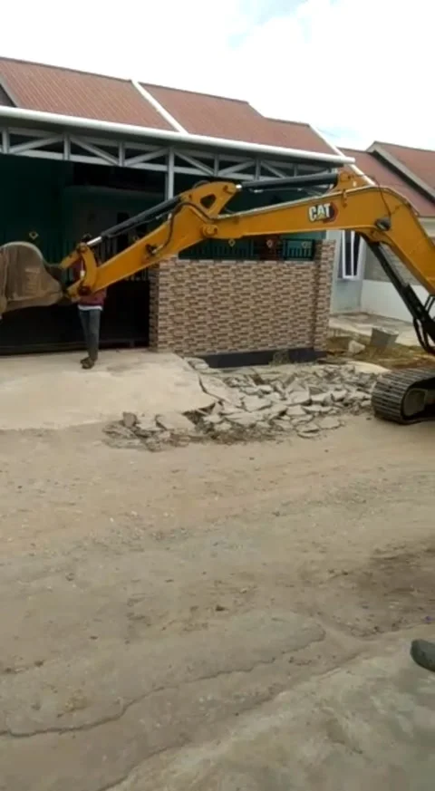 Land leveling process using excavator Video stock 239119065