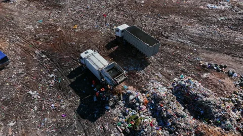Landfill with storage of solid household waste. Vídeos de archivo 212122257