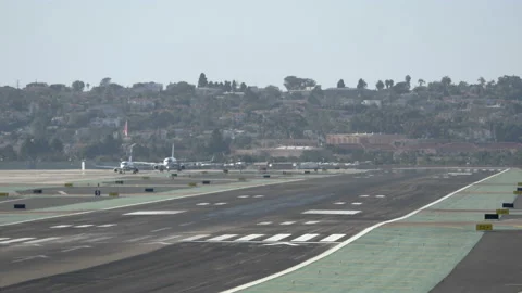 Landing airplane in 4k Stockbeeldmateriaal 87768854