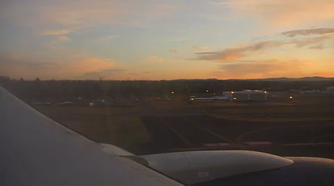 Landing Airplane During Sunset Video stock 978344