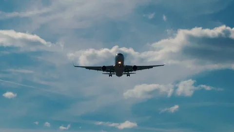 Landing airplane Видео 87482734