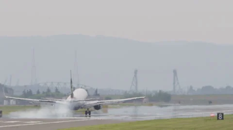 Landing Airplane - Red Epic Stock-Footage 33648587