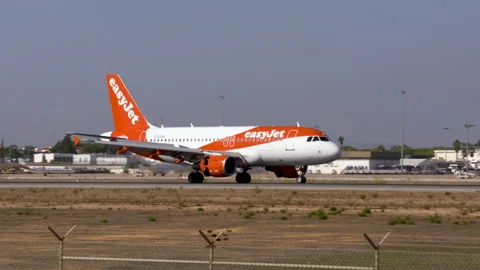 The landing and reverse thrust of an easyjet airbus a320 at Faro airport Stock Footage 220505652