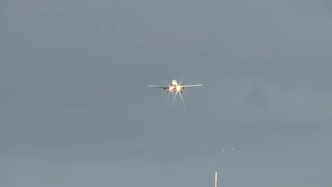 Landing approach in strong wind Видео 84041272