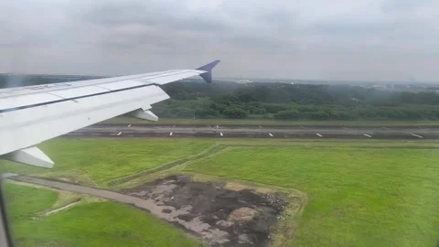 Landing commercial plane Stock Footage 336675150
