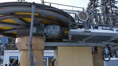 Landing on elevator to the top of the mountain on a ski resort Vídeos de archivo 57853068