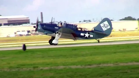 Landing of the only Curtiss-Wright SB2C Helldiver Dive Bomber still flying Vídeo Stock 147163783