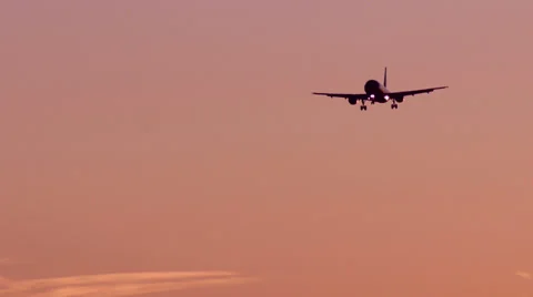 Landing of Passenger Plane at dawn Vídeos de archivo 32178730