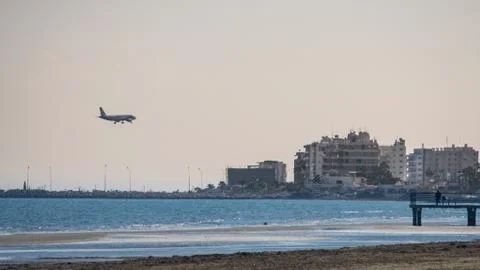 Landing plane in Larnaca Foto stock