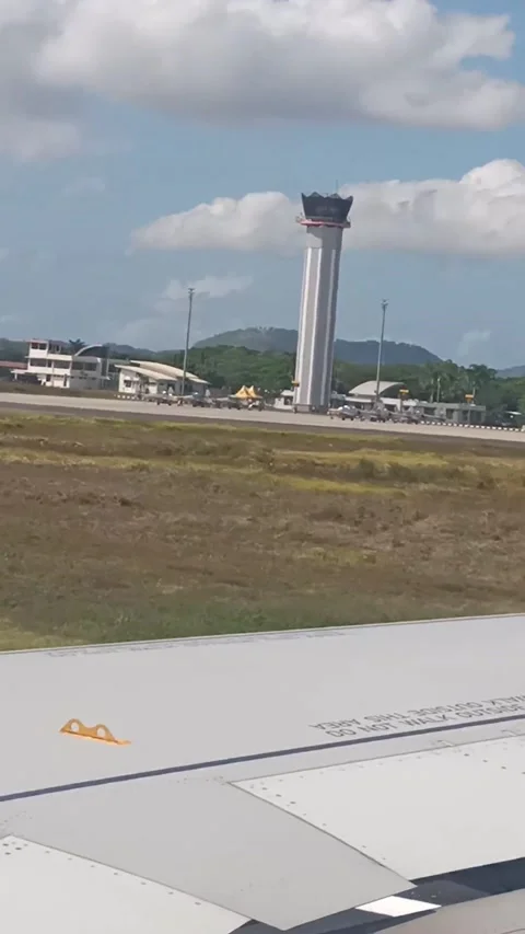 Landing smoothly in Lombok Видео 171785345
