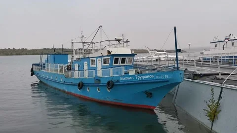 Landscape with a blue ship at the pier of the river station. Vidéo 139569866