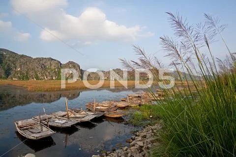 Landscape with boat, mountains and clouds Van Long Natural Reserve (Ninh Binh Stock Photos