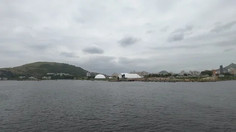 Landscape on a cloudy day, when the boat departs from Niteroi city. 库存影片 125143556