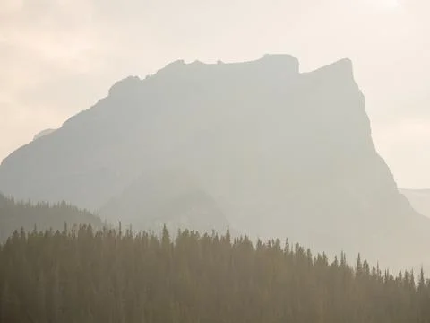 Landscape of forest silhouette and dramatic light shining on ridges of Rock M Foto stock
