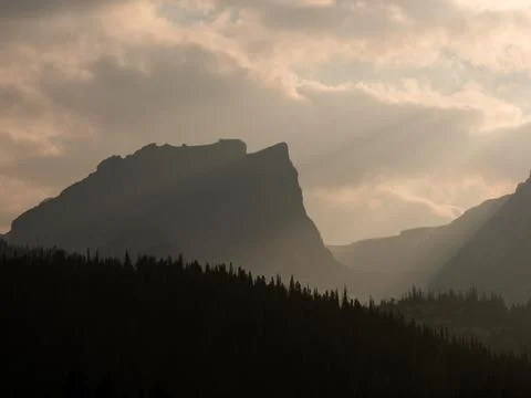 Landscape of forest silhouette and dramatic light shining on ridges of Rock M Foto stock