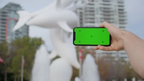 Landscape Iphone green screen mockup in city, fountain, skyscrapers 库存影片 218467151