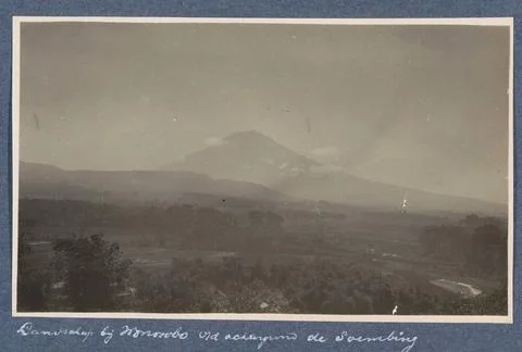 Landscape on Java with the volcano Sumbing in the background. Part of trav... Foto stock