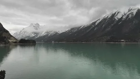 Landscape  Moody Cloud Movement over Tibetan Glacial Lake and Peaks Video stock 332525283